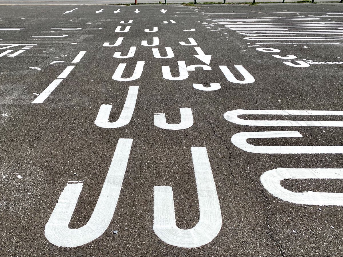 呪詛のように書き散らされた「止まれ」の文字