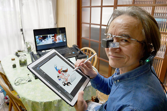 ルーペ使ってデジタル作画をするすがやみつる先生の近影がサイバーパンク物のメカニック店主みたいな風合いが出てて味わい深い 