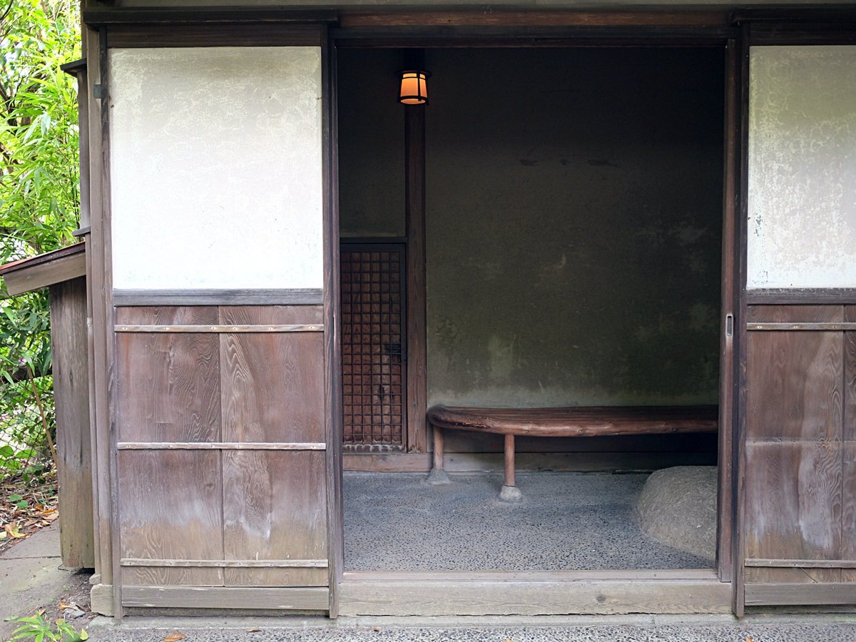 鎌倉の喧騒から、静かな小道に佇む邸宅 大佛次郎先生のご自宅が売りに出されているそうです…  鎌倉駅までも近くて便利なのに本当に静かで一目惚れの立地です