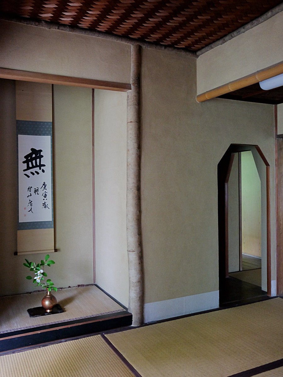 鎌倉の喧騒から、静かな小道に佇む邸宅 大佛次郎先生のご自宅が売りに出されているそうです…  鎌倉駅までも近くて便利なのに本当に静かで一目惚れの立地です