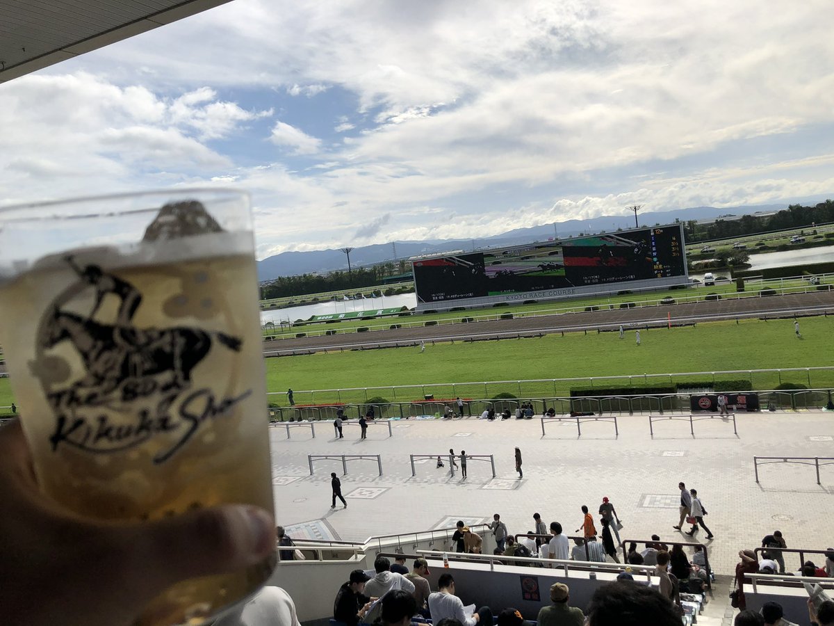 競馬場のことまだ勘違いしてる人いるかもしれないからはっきり言っておく 景色の良い居酒屋です 