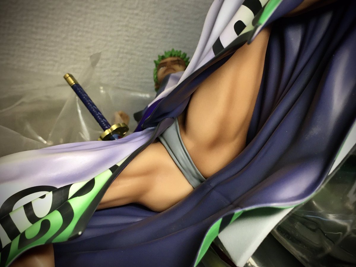 ゾロのフィギュアを購入したら、着物中の造り込みが凄くて良い感じ