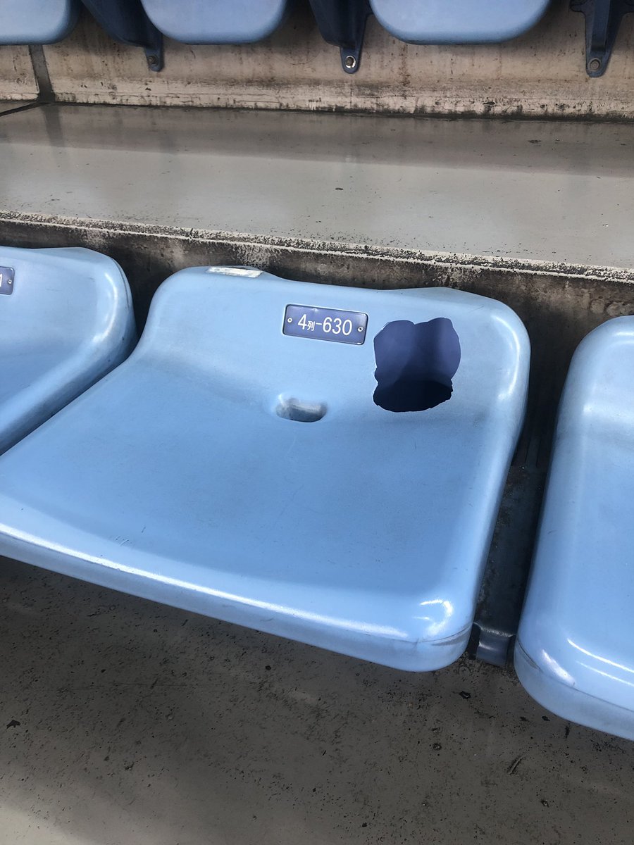 モヤのホームラン京セラドームの椅子をぶち破るwww 