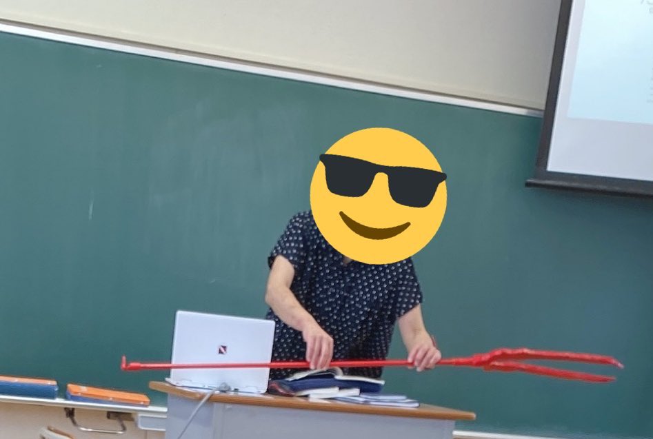 クラス企画で指し棒をロンギヌスの槍に改造した結果、先生がその槍で授業始めたの草 