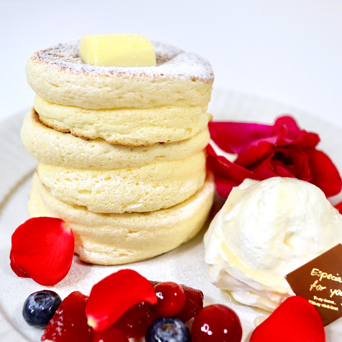 ホットケーキミックス使うと簡単にお店みたいなふわふわパンケーキ出来るので、あの…全力でおすすめする…試してみてほしい… 