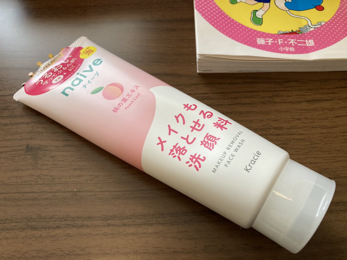 先日Twitterで見かけた「上履きがとても綺麗になるナイーブのメイク落とし洗顔料」を半信半疑で買ったんですよ… 月曜日に上履きを忘れて備品を洗って返すことになり、無数の児童が借りたズタボロのドス黒い上履きをこれで洗ったら…真っ白ピッカピカに蘇生した