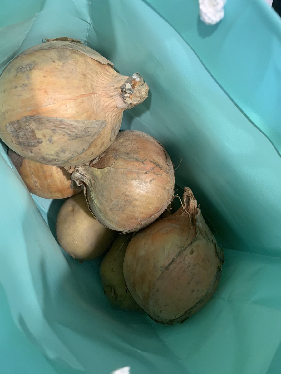 旦那が突然ティファニーの袋を持って帰ってきた 震えた 中を見たら玉ねぎとじゃがいもだった 震えた