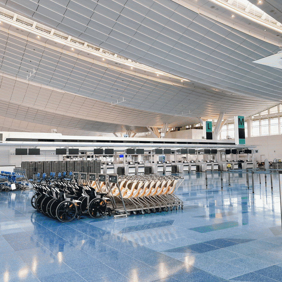 先日羽田空港に行ったんですが人がいなさすぎて作画資料か同人誌の表紙かみたいな写真が山ほど撮れたので見て 