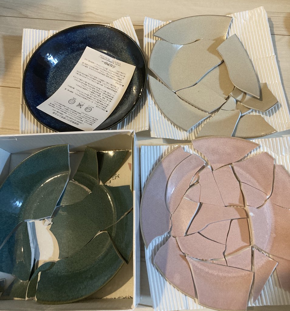 結婚式の引出物でカタログから皿4枚セット頼んだらそのうち3枚がバッキバキに割れてて届いて草生え候 