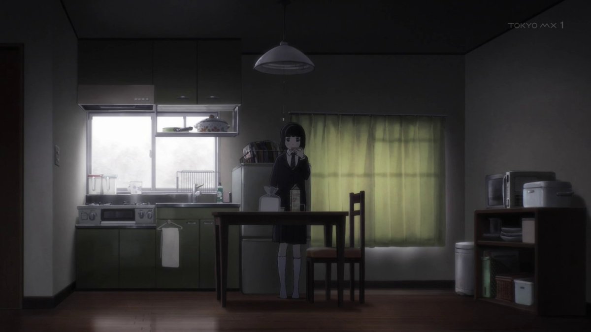 アニメ「スーパーカブ」1話を観た　親も居なくて趣味も将来の夢もない高校生がある日スーパーカブを買って日常が充実し始める…という作品なのだが　序盤の些末な生活描写が大変よくて、座って朝食を食べないところやスチールラックにレトルトを並べているところなど質感が徹底している 