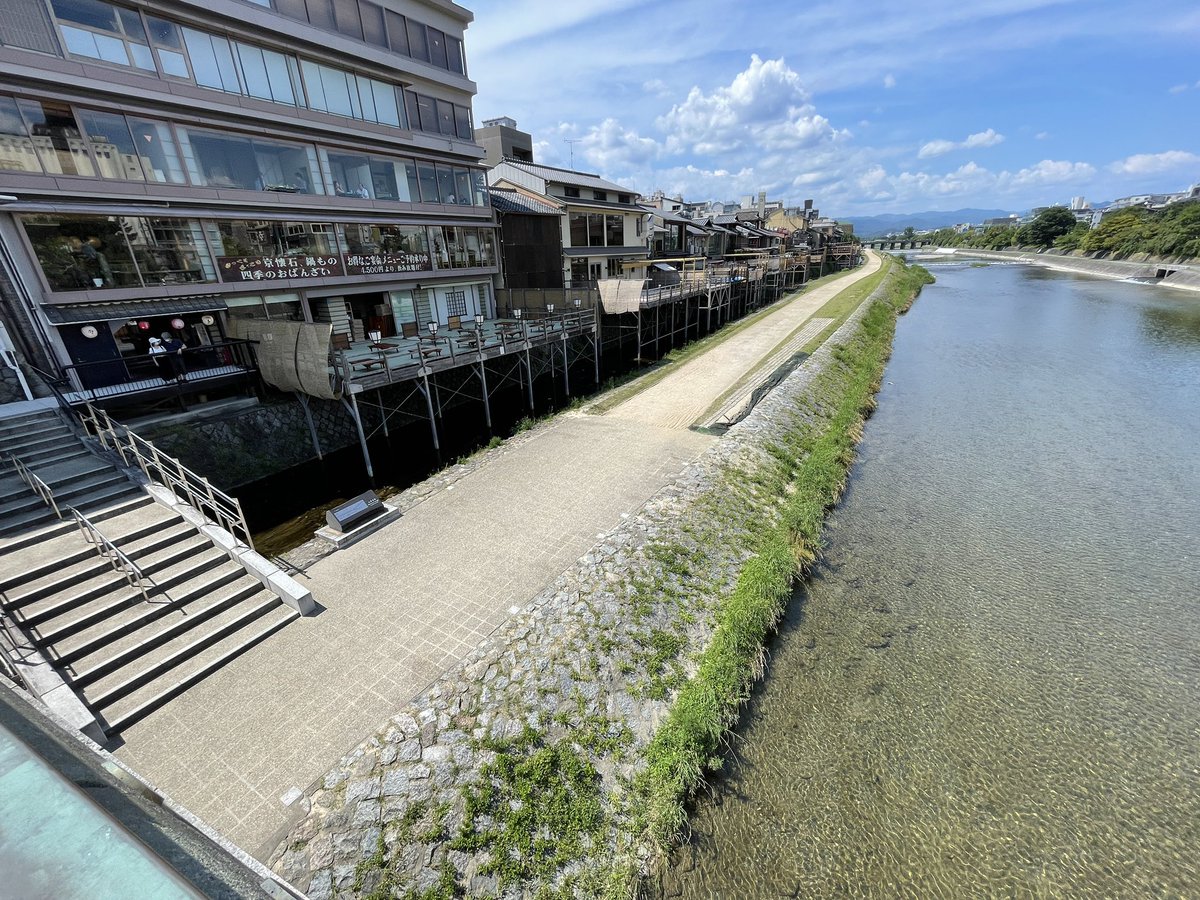 あまりの暑さにカップルが蒸発して無人になった鴨川 