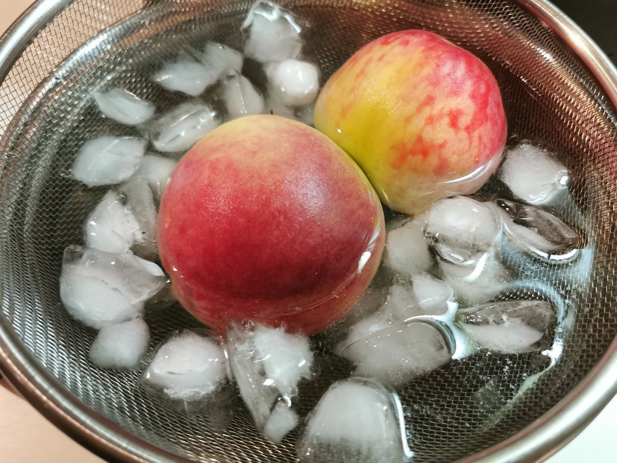 (お尻の割れ目に沿うように浅くw) 1分茹でたら氷水に晒す