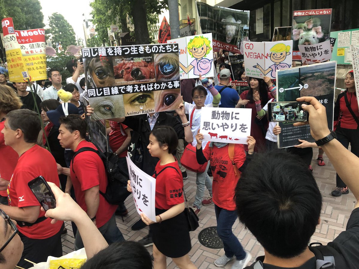 ヴィーガンのデモ行進の様子です…！！ 