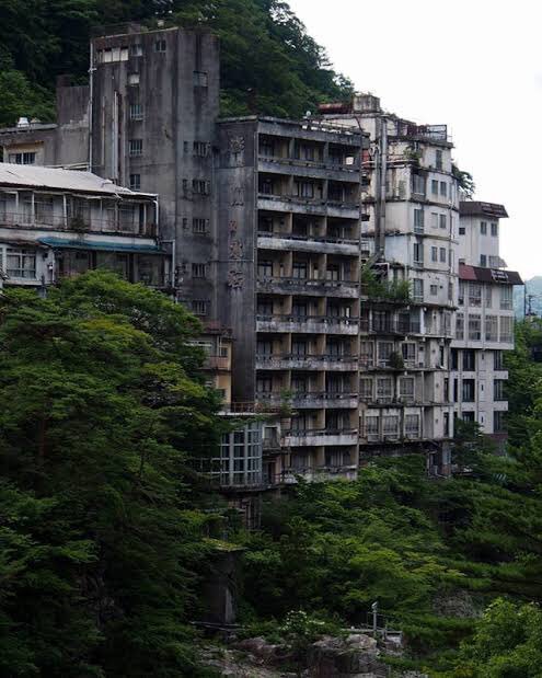鬼怒川温泉が廃墟化して九龍城砦 みたいになってる 