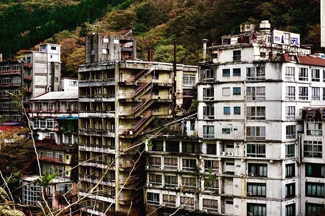 鬼怒川温泉が廃墟化して九龍城砦 みたいになってる 