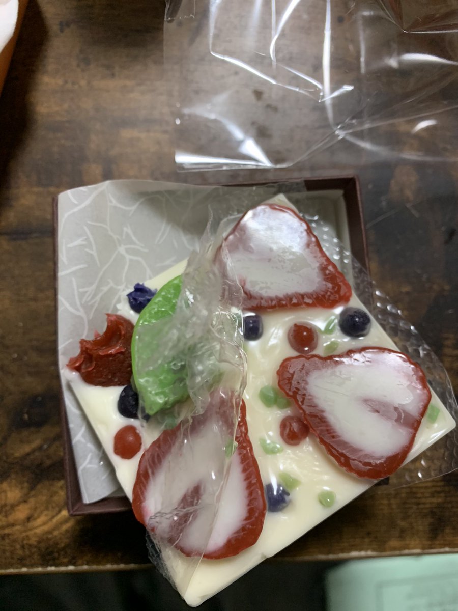 チョコだと思って齧ったら石鹸でした こんなんどう見てもチョコじゃん こちとら丁寧に冷蔵庫で冷やしてましたが