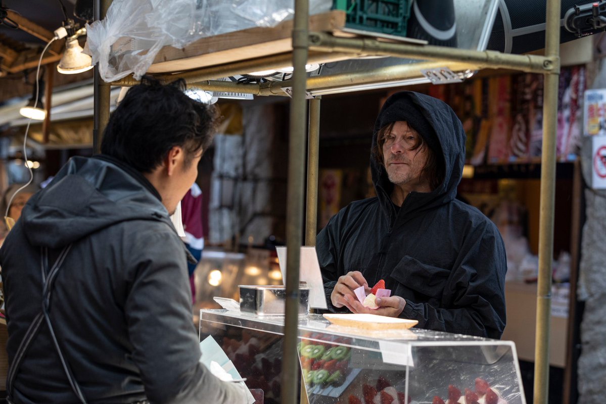 築地でイチゴ大福を購入して大事そうに持つノーマン・リーダス  #ハリウッドスター来日時の味わい深い写真選手権 