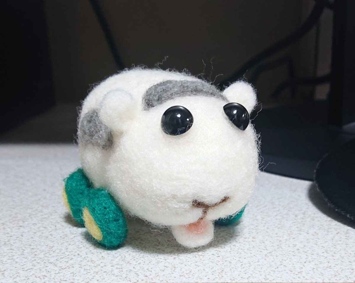 昨晩産まれて初めて羊毛フェルトでシロモ作ったんすけど見ての通りの顔になってしまい、妹に「藤田まことじゃん」って言われて10分くらい爆笑した 