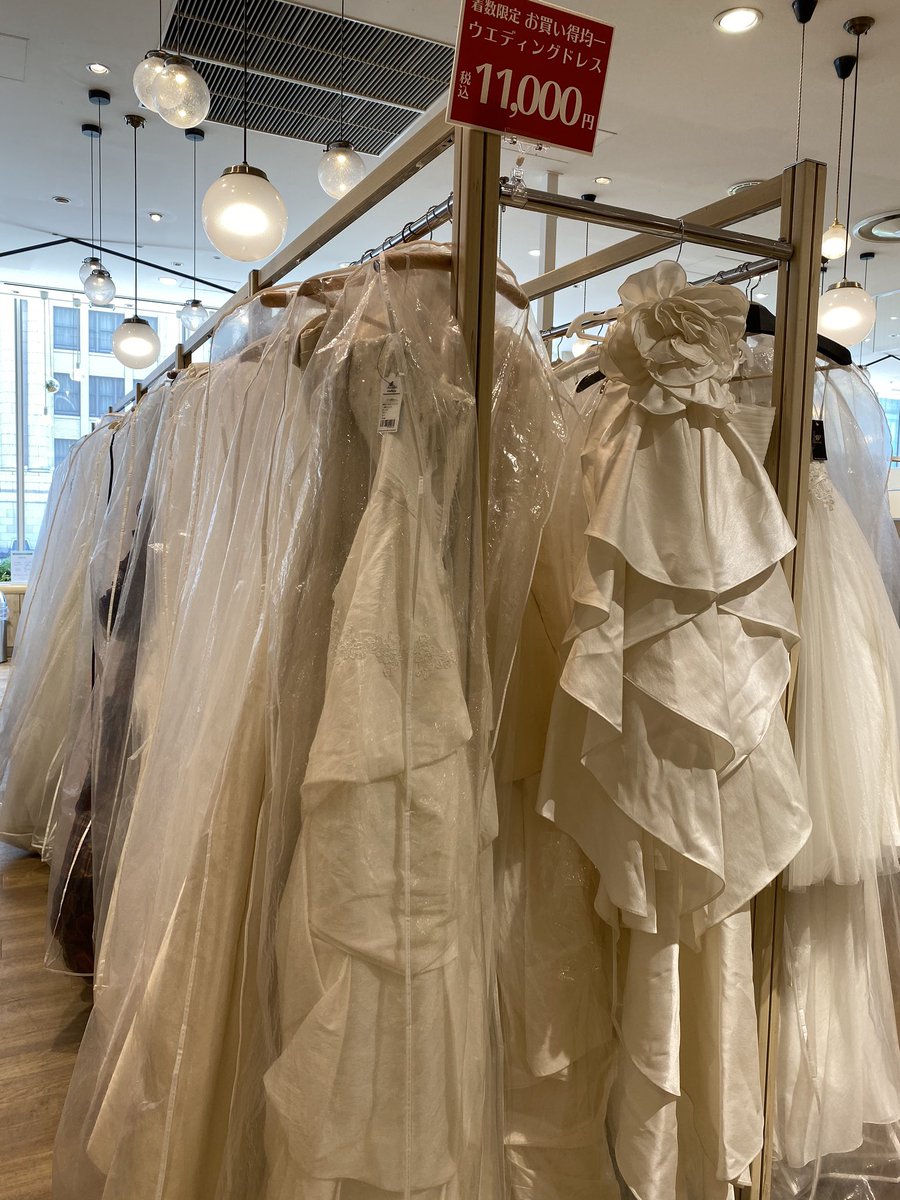 レイヤーさんへ  なんばマルイでウェディングドレスが1着11000円セールしてる 