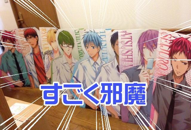 『同人誌に紙袋がついてなくて怒られた』話が話題ですが、同人誌に紙袋をつけたのに『こんなの持って帰れない💢』って怒られたワイの話する❓❓😊 ※写真は全部紙袋です(持ち手に穴が空いてるやつ) 