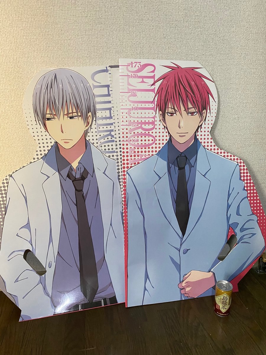 『同人誌に紙袋がついてなくて怒られた』話が話題ですが、同人誌に紙袋をつけたのに『こんなの持って帰れない💢』って怒られたワイの話する❓❓😊 ※写真は全部紙袋です(持ち手に穴が空いてるやつ) 