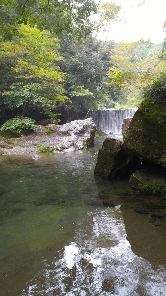 撮影出来るスポットが減ってきてしまっているそう 写真の大きな岩と滝のある場所も昨日の時点では使えませんでした 撮影出来るスポットが減ってきてしまっているそう 写真の大きな岩と滝のある場所も昨日の時点では使えませんでした