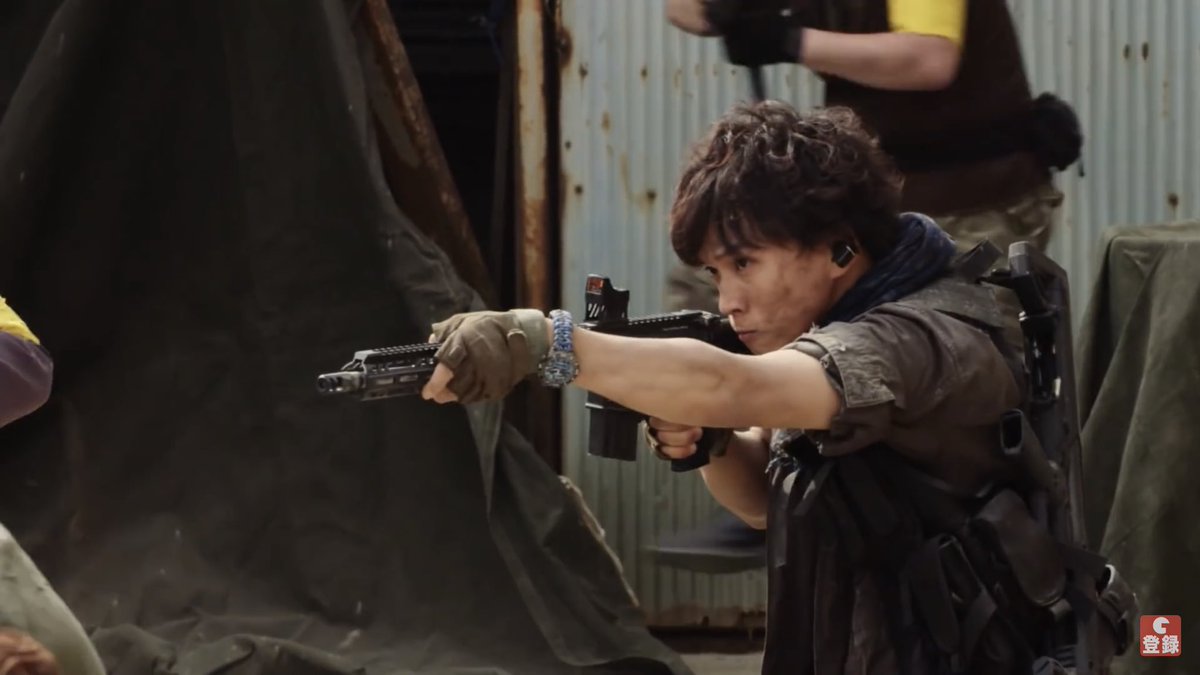 大人向けのリアル(笑)志向ドラマ ・射撃場でガンスピンをして遊ぶ ・平然と人に向かって銃を向ける ・警察官にあるまじき銃の撃ち方 子供向けの特撮ドラマ ・適切な銃口管理、チャンバーチェック ・きちんとしたライフルの撃ち方 ・公務員として相応しい武器使用 恥ずかしくないんですかね