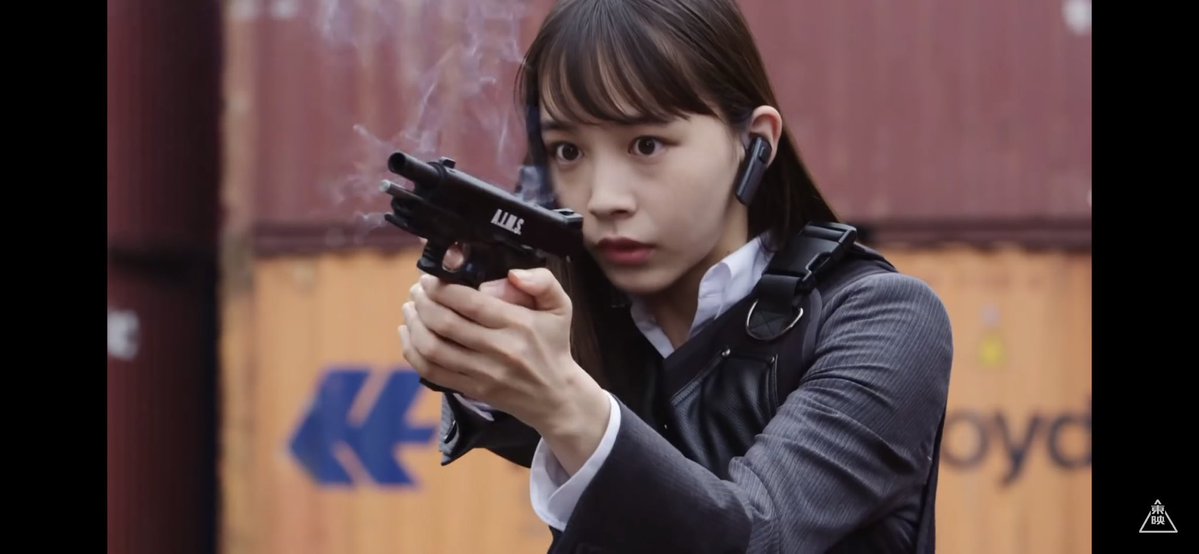 大人向けのリアル(笑)志向ドラマ ・射撃場でガンスピンをして遊ぶ ・平然と人に向かって銃を向ける ・警察官にあるまじき銃の撃ち方 子供向けの特撮ドラマ ・適切な銃口管理、チャンバーチェック ・きちんとしたライフルの撃ち方 ・公務員として相応しい武器使用 恥ずかしくないんですかね