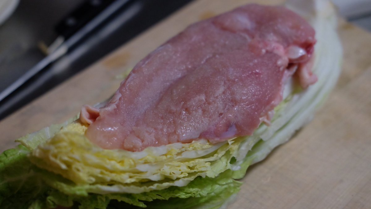 常温に戻した鶏胸肉に塩を振り白菜で包んで厚手の鍋に入れ弱火にかける→ 
