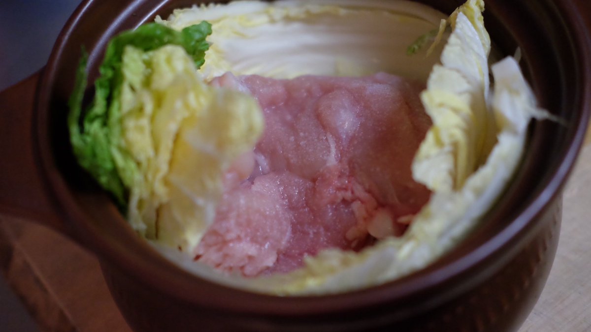 常温に戻した鶏胸肉に塩を振り白菜で包んで厚手の鍋に入れ弱火にかける→ 