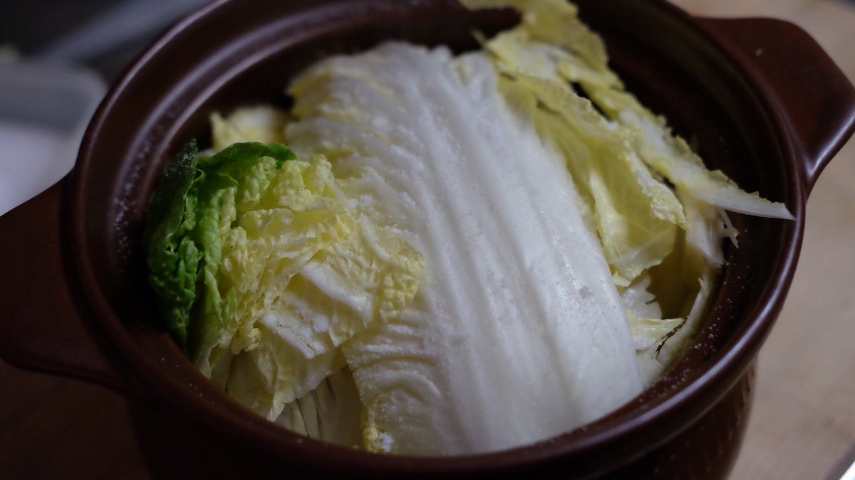 常温に戻した鶏胸肉に塩を振り白菜で包んで厚手の鍋に入れ弱火にかける→ 