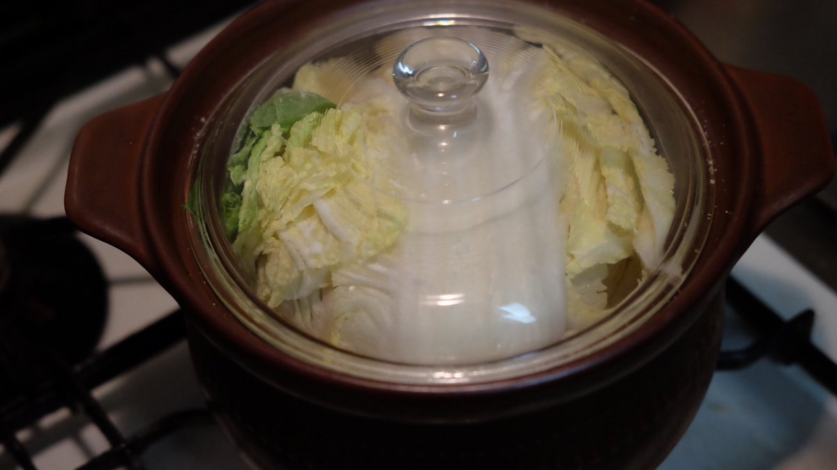 常温に戻した鶏胸肉に塩を振り白菜で包んで厚手の鍋に入れ弱火にかける→