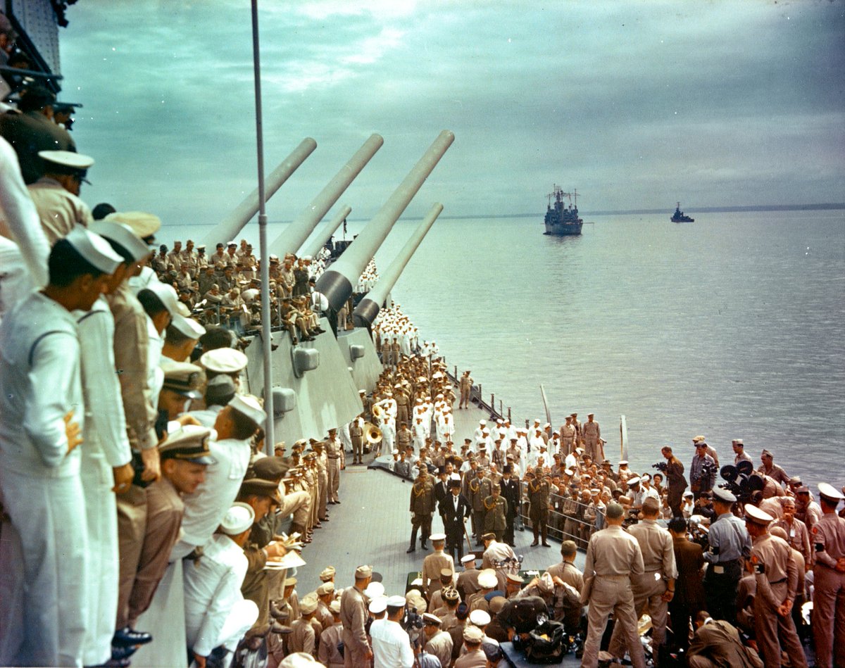 1945年9月2日,戦艦ミズーリの艦上で,日本の降伏文書に署名するコンラッド・ヘルフリッヒ提督
