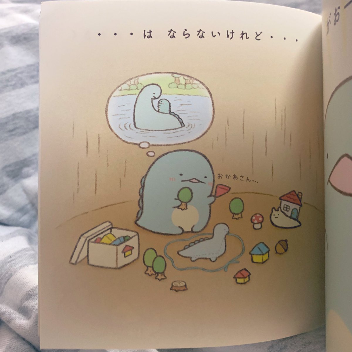 すみっコぐらしのとかげは、ほんとは恐竜の子どもなんだけどバレたら捕まっちゃうから隠してて、恐竜の成体であるおかあさんと離れ離れで暮らしてるんだけど、KIDDY LANDでこのぬいぐるみを見つけて、とかげがお母さんと会えて幸せそうなのが嬉しくて店頭で号泣してしまった(買った) 