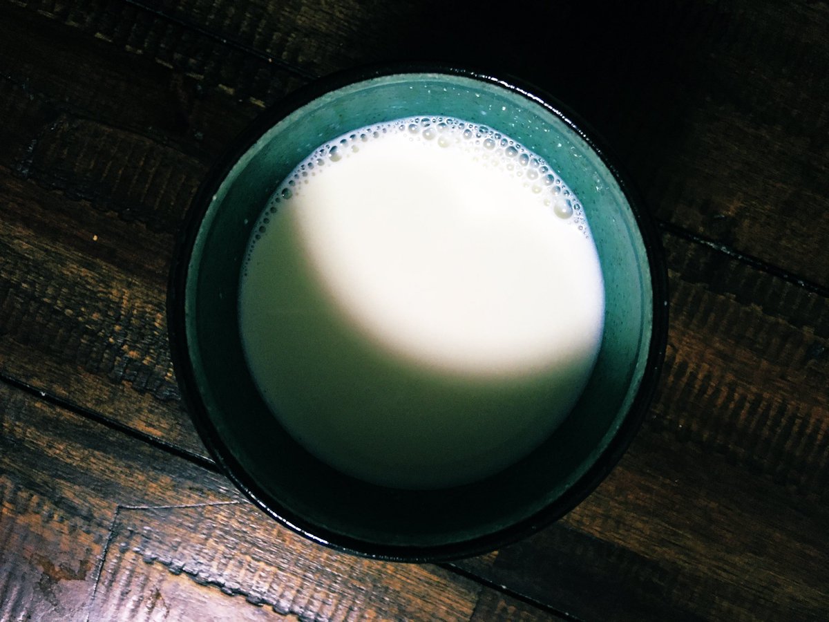 八百屋でミントが安くてモヒートにでもすっか〜と思ってたら店主が「鍋で牛乳を温めて沸騰しかけたらミントをわさーって入れて3分