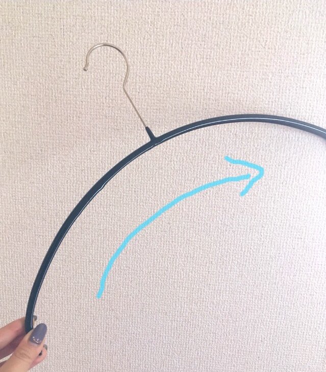 1人暮らしを始めて数年経ち、始めたときは何もかもニトリでいいって思ってたけどやっと身の回りのものにこだわりが出てきてハンガーをすべてドイツのMAWAハンガーに変えました ゆるニットも滑り落ちない、繊細なトップスも型崩れしない、省スペース カーブが優しくて素敵 