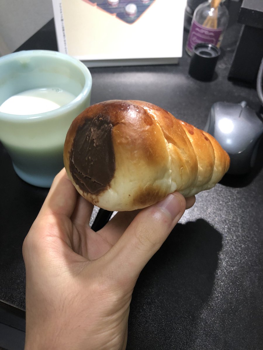 近所のパン屋さんのチョココロネ(120円)が詰まってるなんてもんじゃなかったから自慢さして 