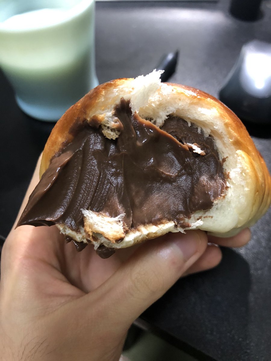 近所のパン屋さんのチョココロネ(120円)が詰まってるなんてもんじゃなかったから自慢さして 