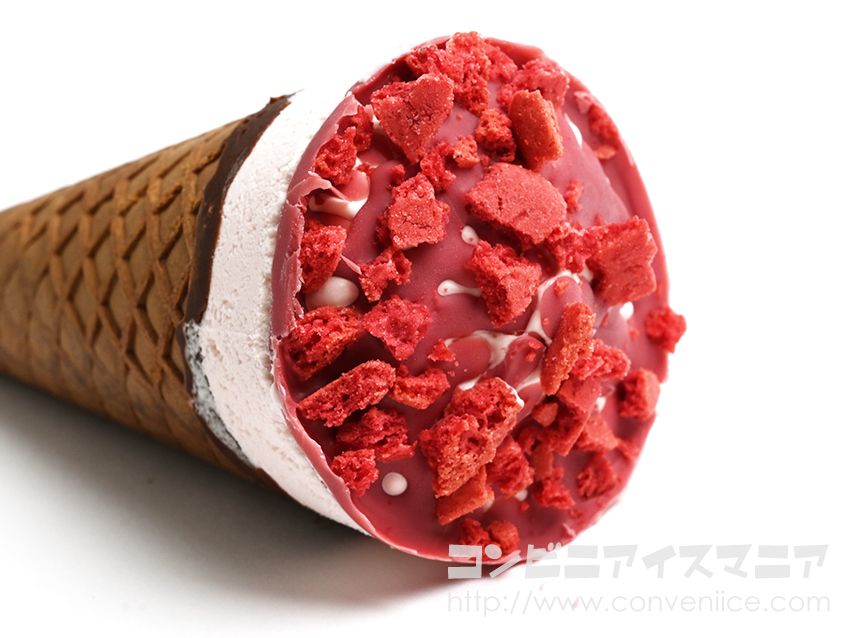 甘酸っぱくてとろけるラズベリーソース入りのベリーヨーグルトアイスにルビーチョコ＆ラズベリークランチを贅沢にトッピング