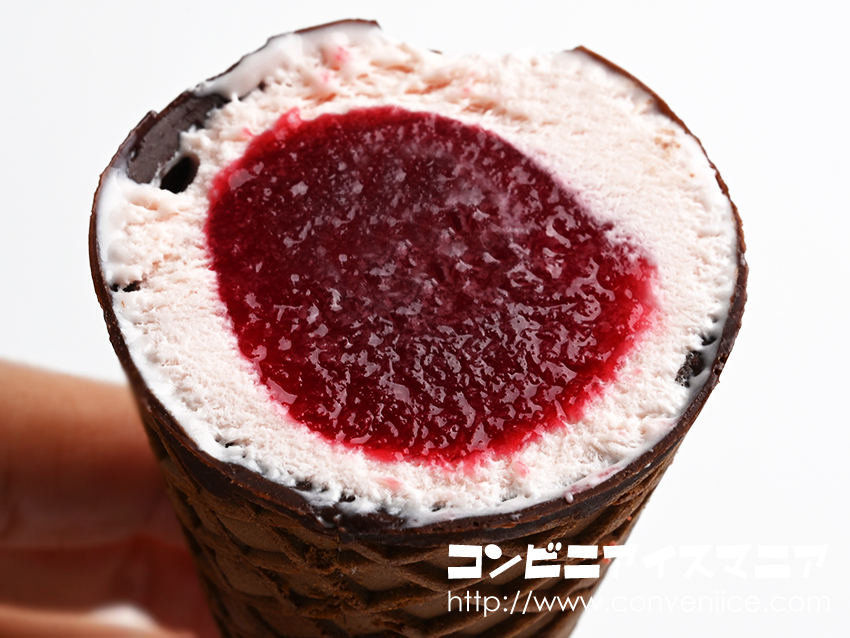 甘酸っぱくてとろけるラズベリーソース入りのベリーヨーグルトアイスにルビーチョコ＆ラズベリークランチを贅沢にトッピング