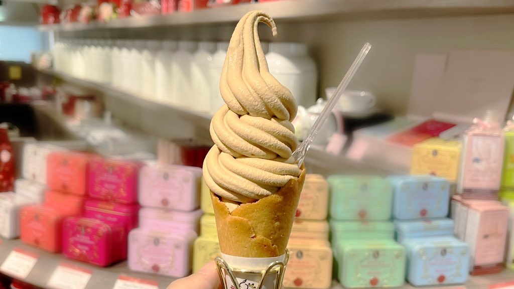 新宿にある紅茶専門店「ル・サロン・ド・ニナス」のロイヤルミルクティーソフトクリーム☕︎🍦が美味