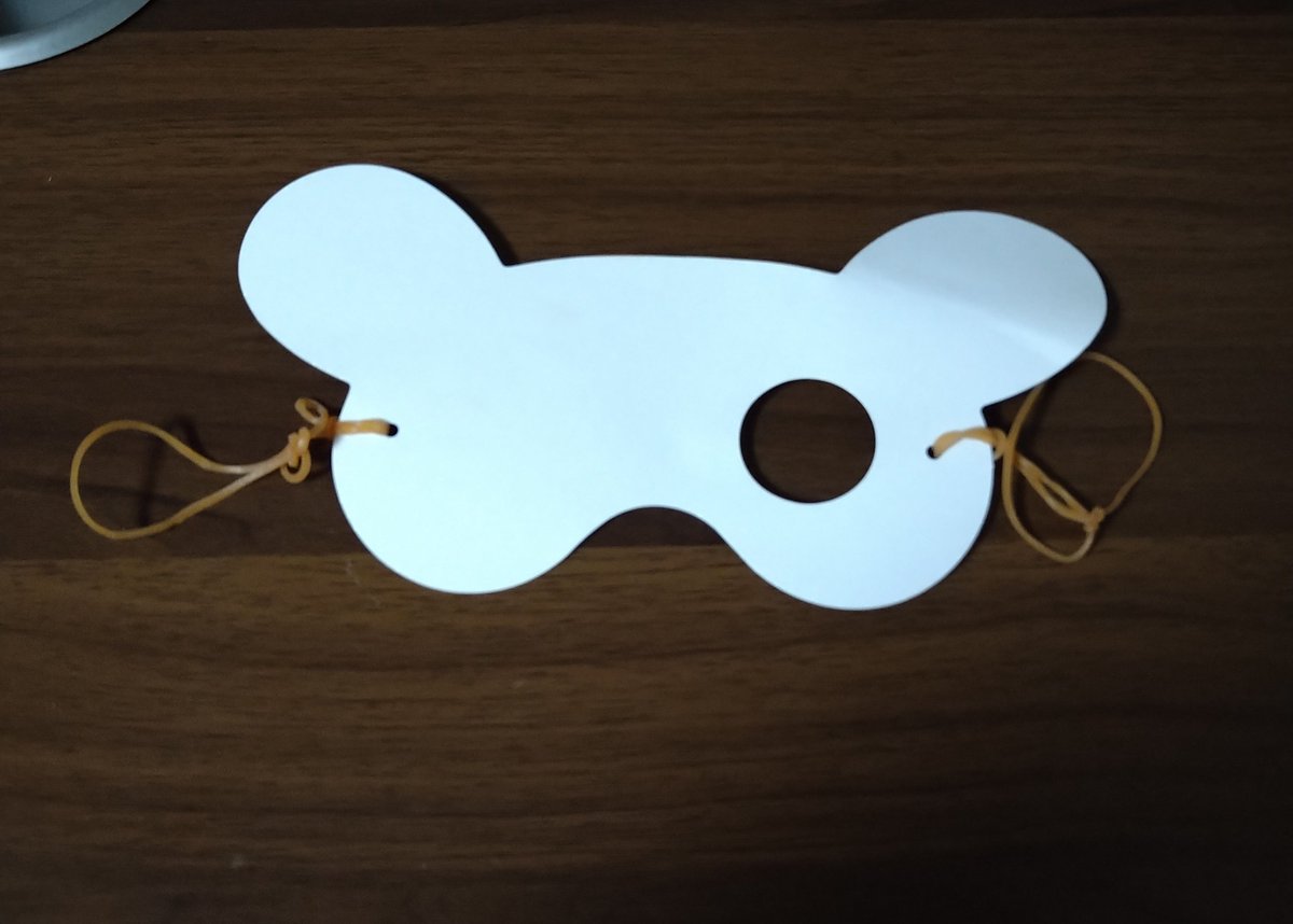 と呆然としていたのですが視力検査用メガネを見た瞬間娘は「なあにこれ