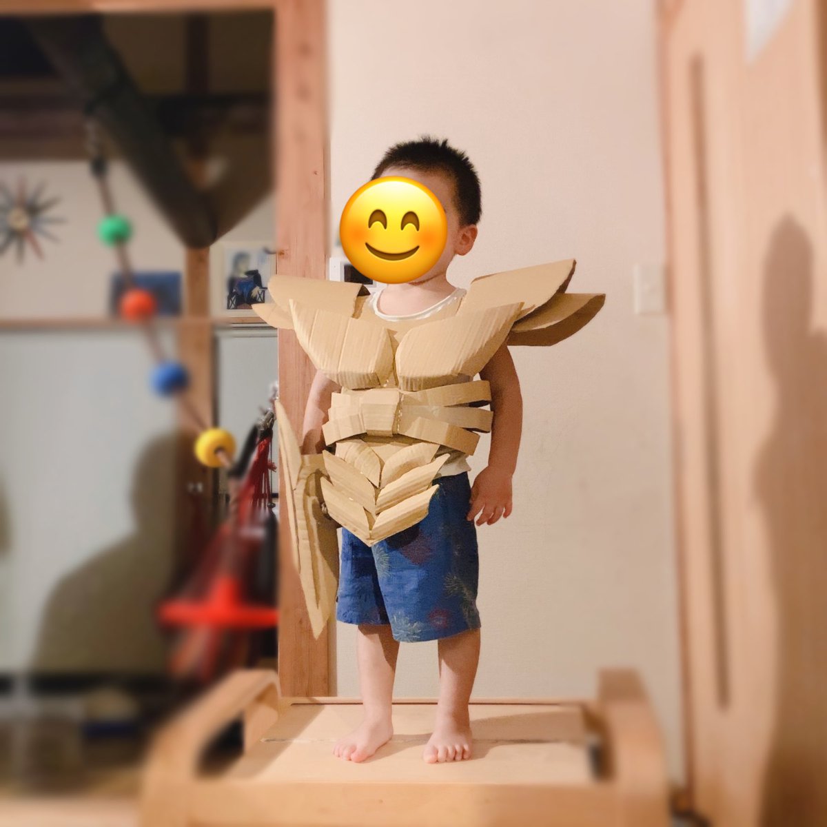 夫と息子達でダンボールで何か作ってるな〜と思いながらお風呂入って上がって来たら、四男がこうなってた