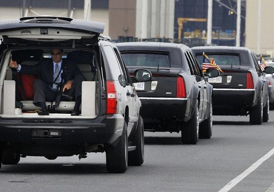 トランプ大統領来日に伴い、当然のことながらUS Secret Service（大統領警護隊）も来ているのだが、都内で車列を追っかけたら、こういうシブい絵が見れるんかな 