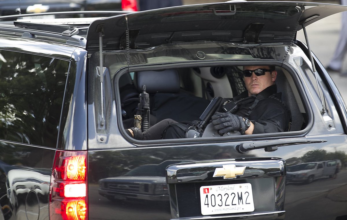 トランプ大統領来日に伴い、当然のことながらUS Secret Service（大統領警護隊）も来ているのだが、都内で車列を追っかけたら、こういうシブい絵が見れるんかな 