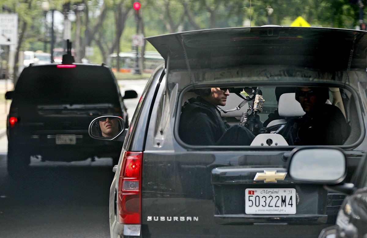 トランプ大統領来日に伴い、当然のことながらUS Secret Service（大統領警護隊）も来ているのだが、都内で車列を追っかけたら、こういうシブい絵が見れるんかな 