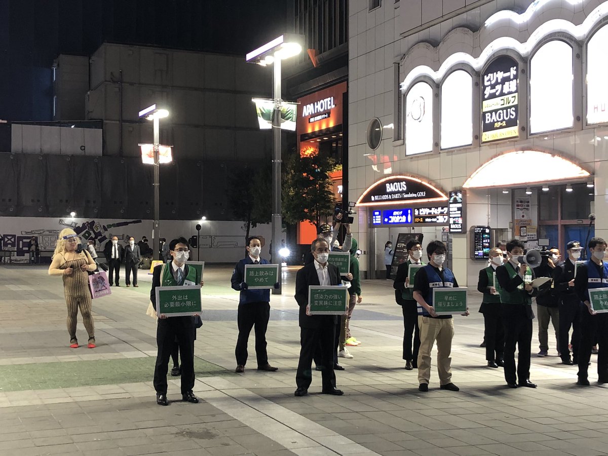 歌舞伎町で役所の人が自粛訴えかけてるけどさすが歌舞伎町やわ。 