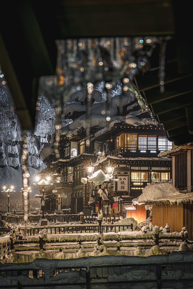 山形の銀山温泉が まるで映画のセットような世界。