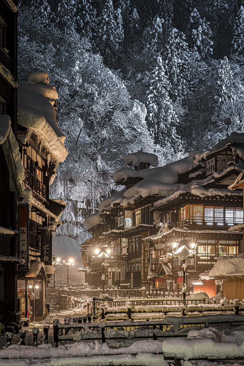 山形の銀山温泉が まるで映画のセットような世界。 