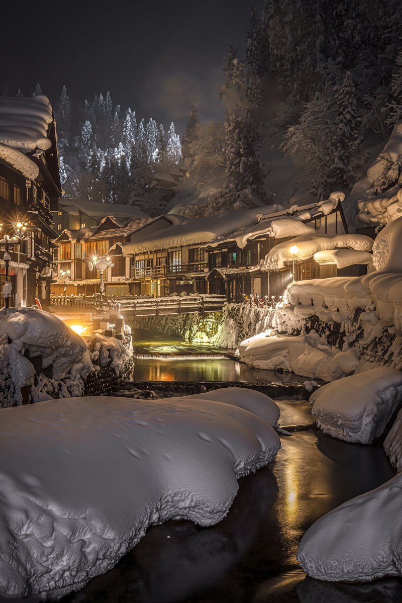 山形の銀山温泉が まるで映画のセットような世界。 
